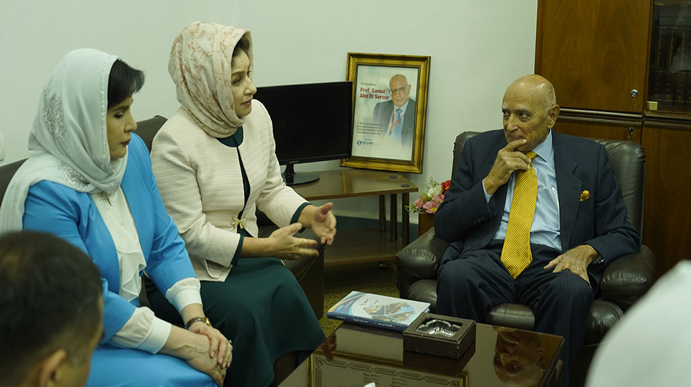 Mukarram Normatova and Malika Kadirkhanova with scholars from Al Azhar University