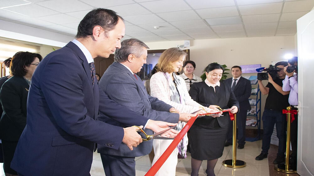 Ribbon cutting ceremony with the UNFPA Regional Director for EECA